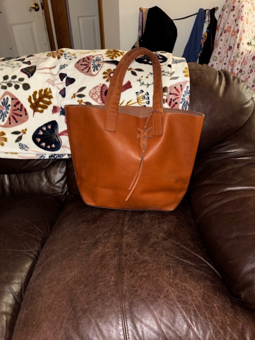 UPDATE!!!! NWT Frye Carson Leather Tote in Cognac - Picture 13 of 14
